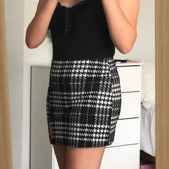 Like new plaid mini skirt shein size M - Picture 2 of 5